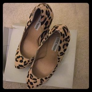 Leopard print pumps